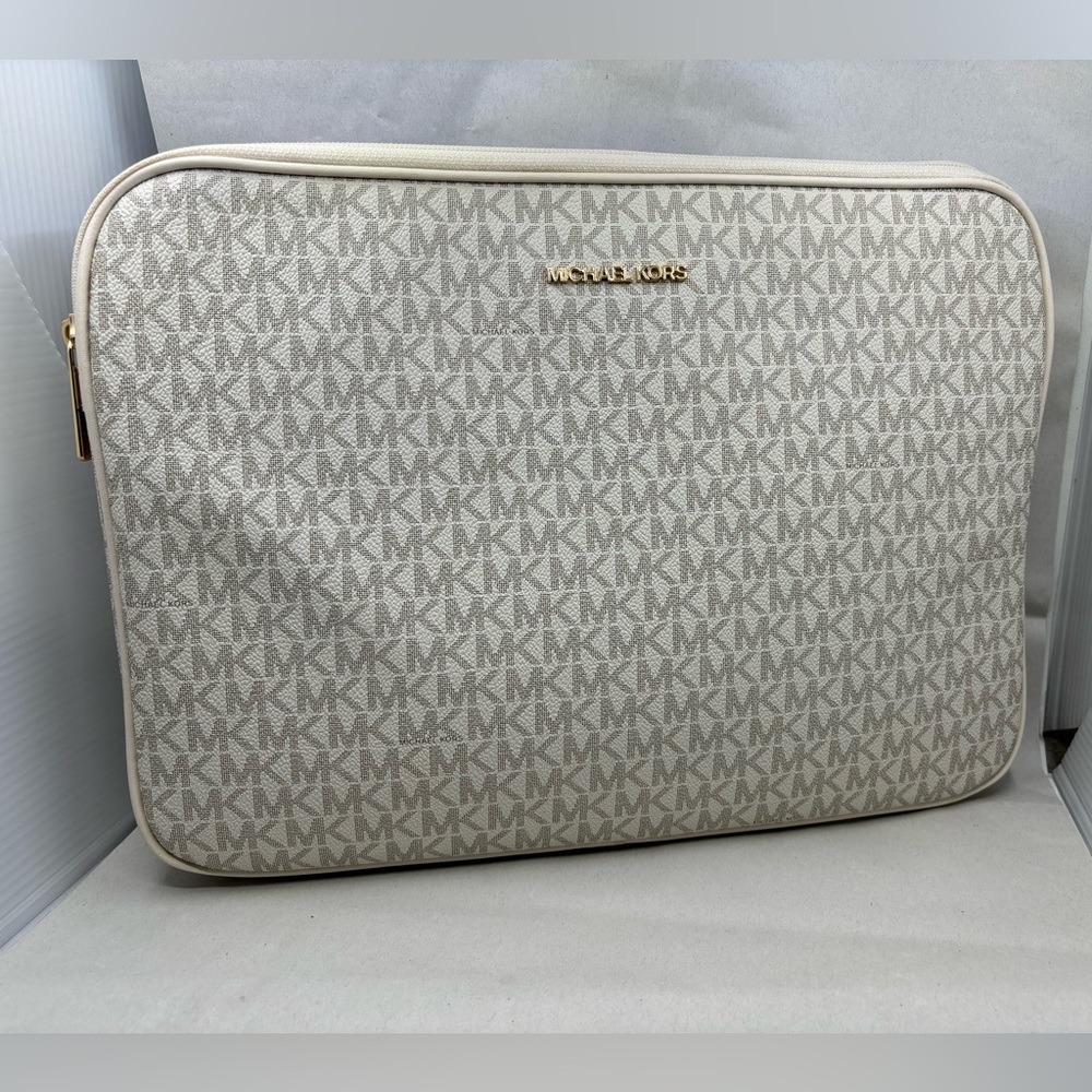 Used.Michael Kors Jet Set Large 15 In Laptop Padded Case Sleeve Light Cream